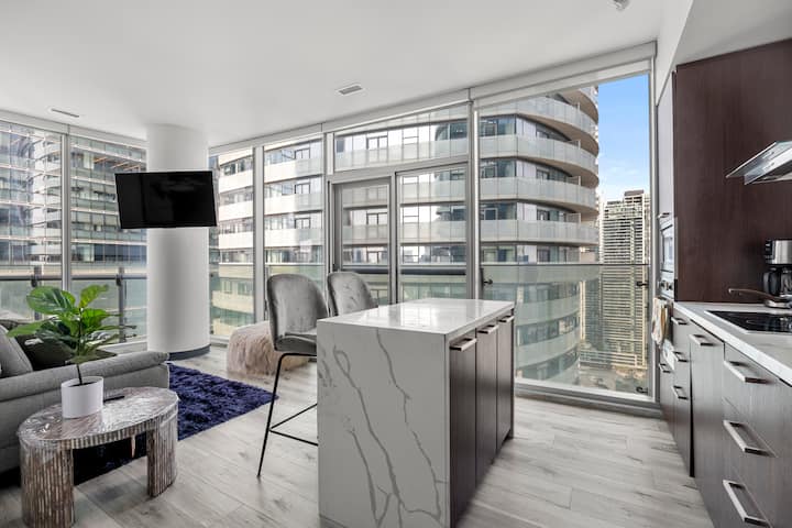 Spacious 2br Condo W Cn Tower View + Free Parking - Toronto