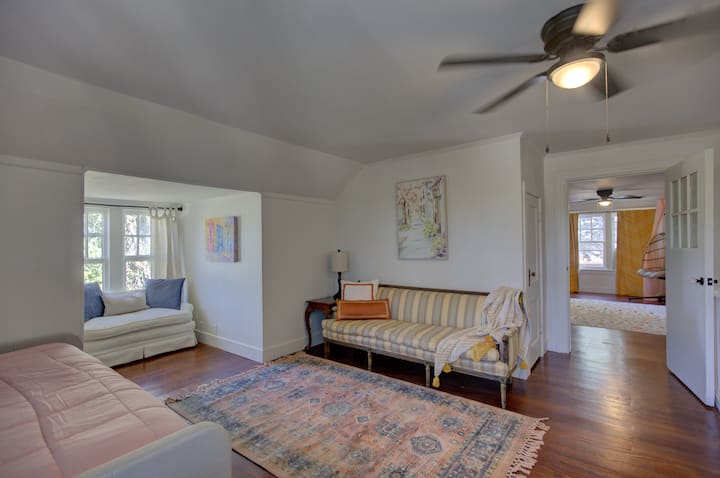 مساحة معيشة في الطابق العلوي مع مرتبة مزدوجة وسرير متحرك