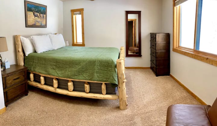 Chambre 2 - lit queen, grand placard et vue imprenable.