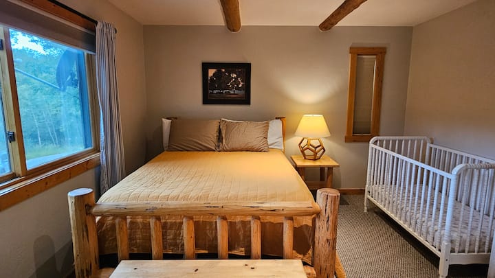 Chambre 3 : lit queen size, dressing avec commode et lit pour bébé. Des draps pour lit pour bébé, un babyphone et une chaise haute sont disponibles sur demande.