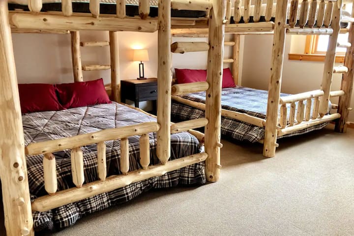 Chambre 4 - deux lits queen size, lits superposés inférieurs uniquement ! Grande commode. À côté de la salle de jeux.