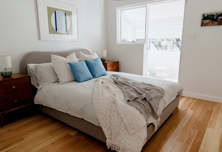 Dormitorio principal con cama tamaño queen