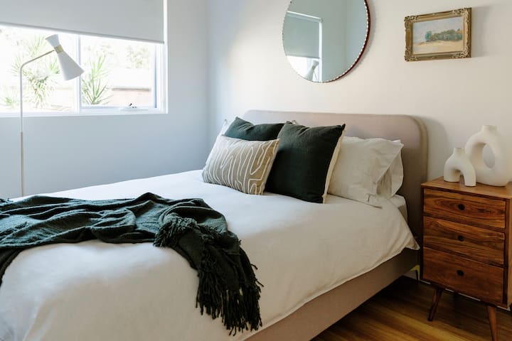 Cama tamaño queen en el segundo dormitorio