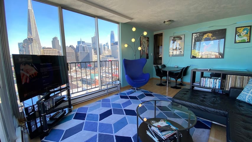 Retro-vibe Chinatown condo with SF skyline views