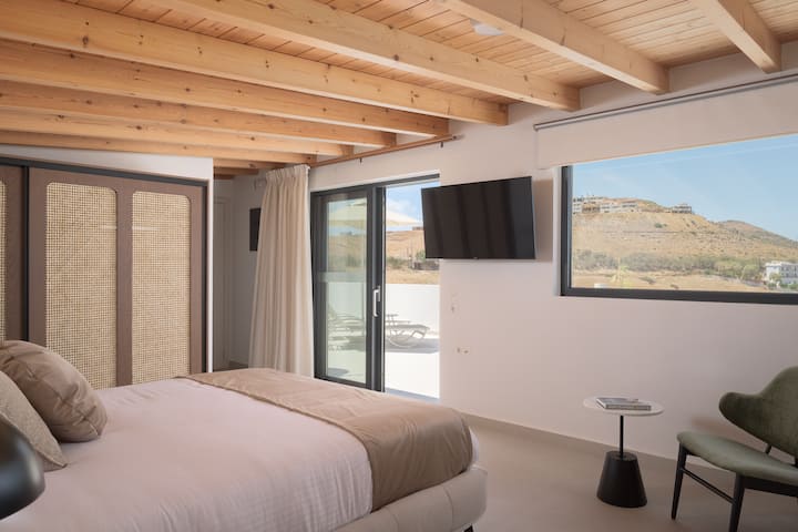 Priamy prístup na verandu s nádherným výhľadom na more a ležadlami.