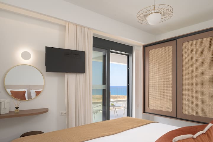 Príjemné vybavenie spálne - priamy prístup na balkón.