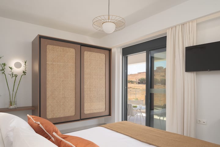 Svetlá a svetlá spálňa s nábytkom na mieru.