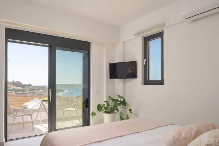 S priamym prístupom na balkón s výhľadom na more.