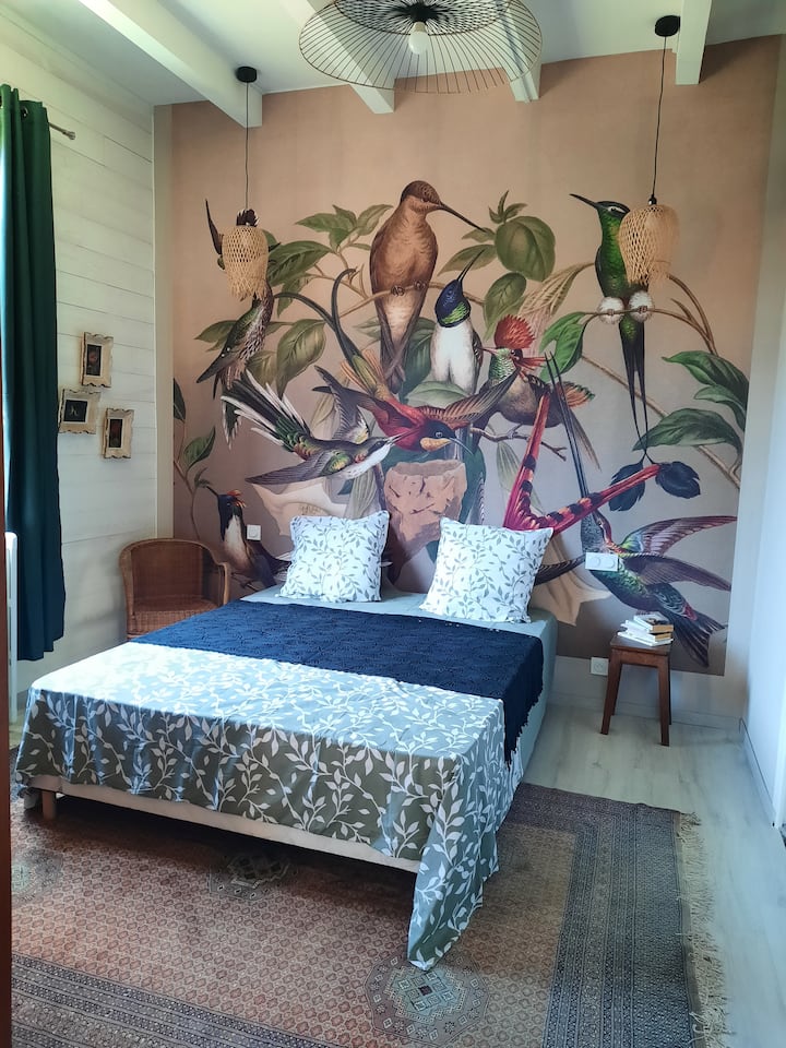 La habitación de los pájaros, orientada al sur, muy luminosa, baño adosado con la habitación "Art Déco".