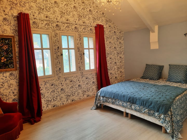 La habitación "Aux Fleurs" arriba, orientada al sur