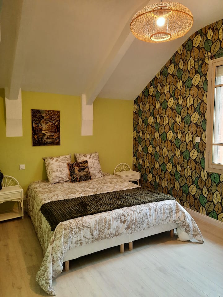 La habitación "Follaje" arriba, orientada al norte