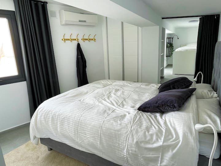 Deuxième chambre avec un lit de 180 cm avec deux couettes et un lit de 90 cm à l'extrémité si nécessaire