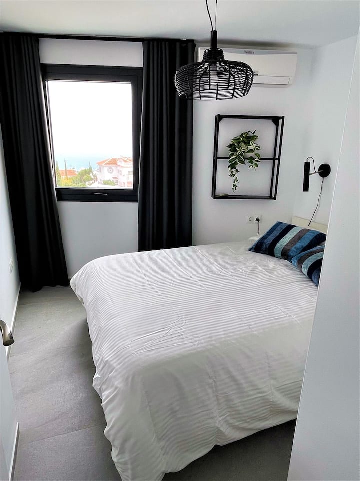 Première chambre avec un lit de 160 cm et deux courtepointes