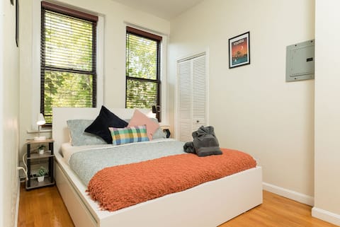 Successful Airbnb property: Super location! Walk everywhere! 1 bed / 1 bath in Back Bay/Beacon Hill