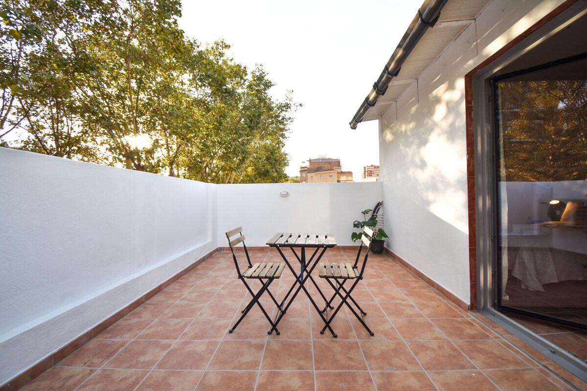 Top performing Airbnb: Magnificent studio with a terrace in Provençals Del Poblenou