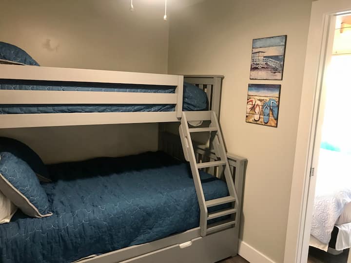 Bunk room (Twin over Full, with Twin trundle)