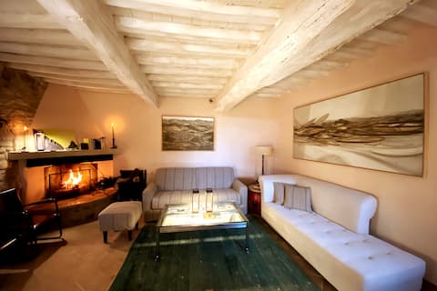 Annuncio Airbnb popolare: Todi, delightful flat in period hamlet with pool a Todi
