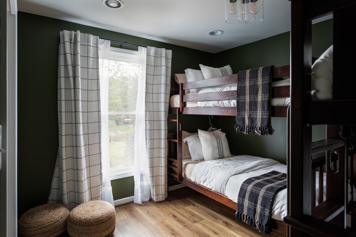 Útulné poschodové postele ideálne na rodinné pobyty, ktoré ponúkajú zábavné a pokojné útočisko.