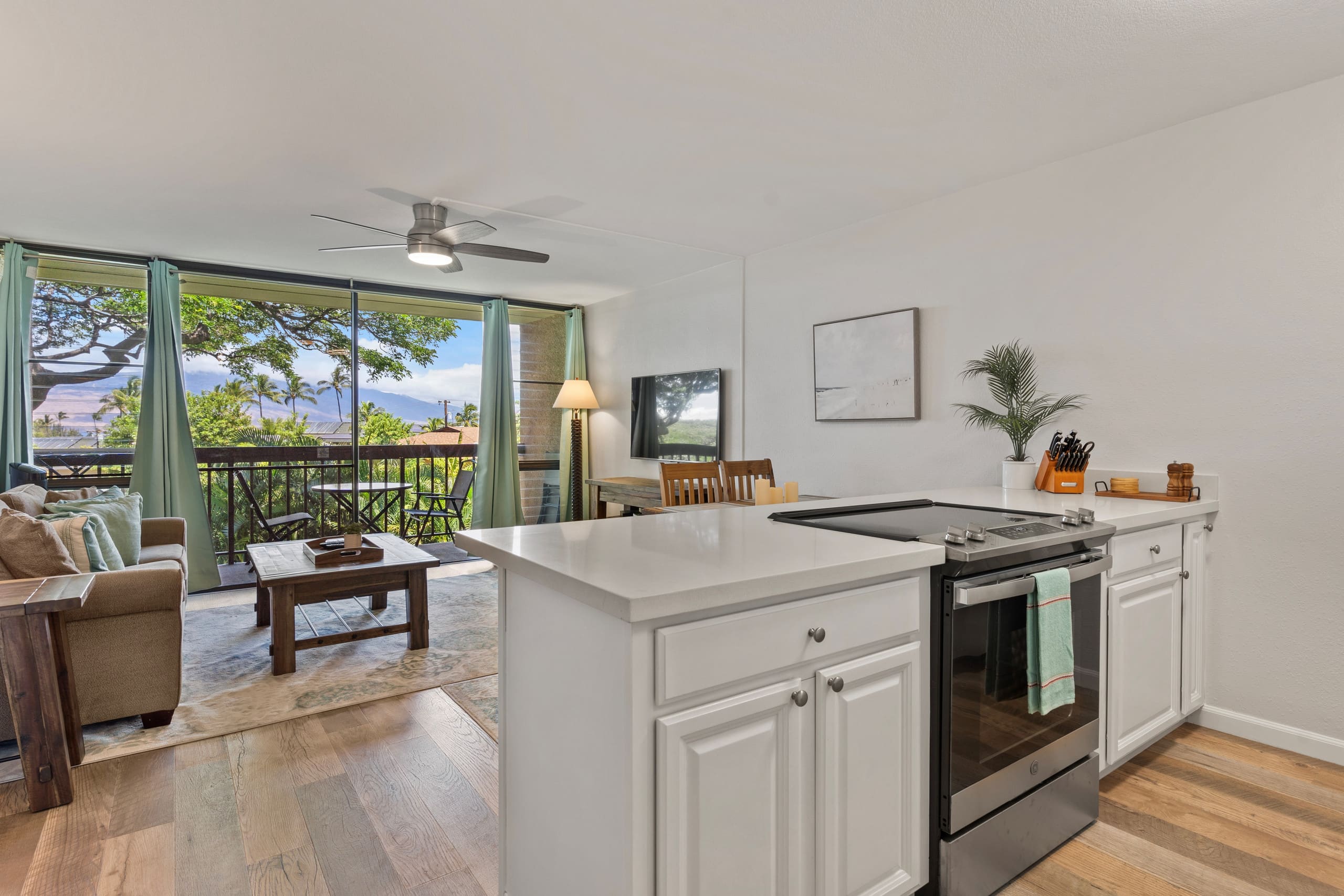 Steps to Charley Young Beach • Remodeled• Pool •AC - Image 1