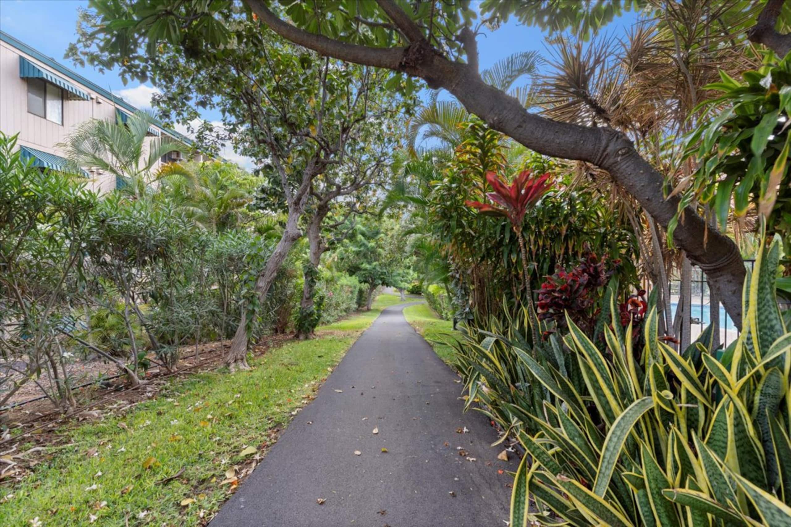 Steps to Charley Young Beach • Remodeled• Pool •AC - Image 29