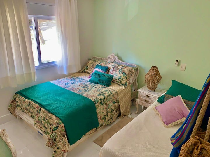 Suite verde con cama doble y cama individual