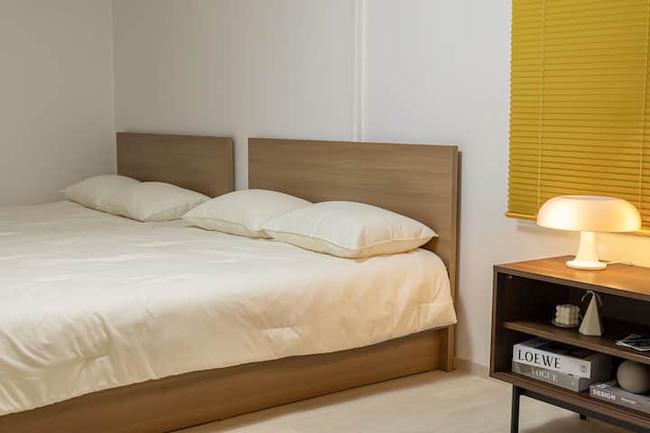 Dos camas tamaño queen están listas. 
Para 5 o más personas, proporcionaremos un sobrecolchón y ropa de cama tamaño queen adicionales. 