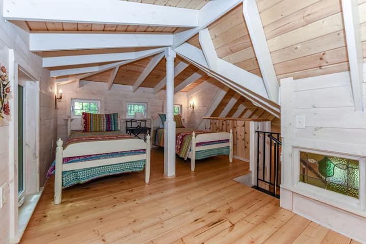 loft con dos camas individuales.