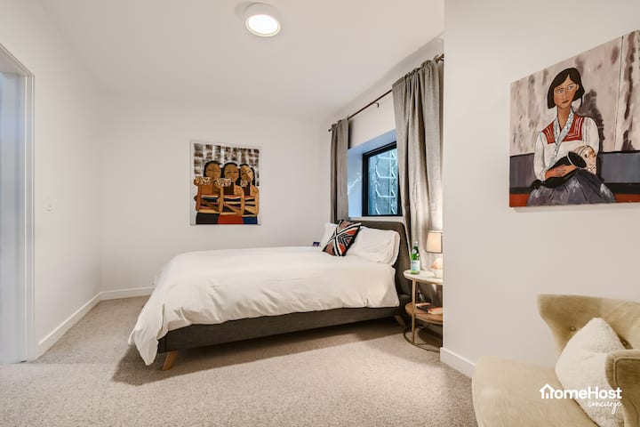 Просторна спалня за гости с голямо двойно легло