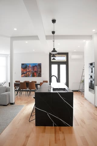 Upscale 3-bedroom in Trendy Plateau Mont-Royal gallery image 2