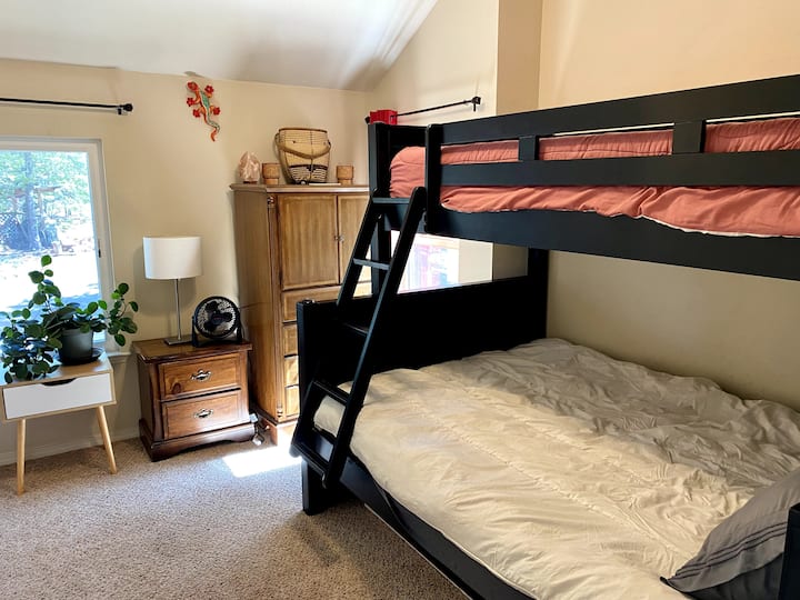 Na katu je spavaća soba 2. Kreveti na kat na dnu su puni, a na vrhu su dvostruki kreveti.  Zavjese za zamračivanje u svakoj spavaćoj sobi.