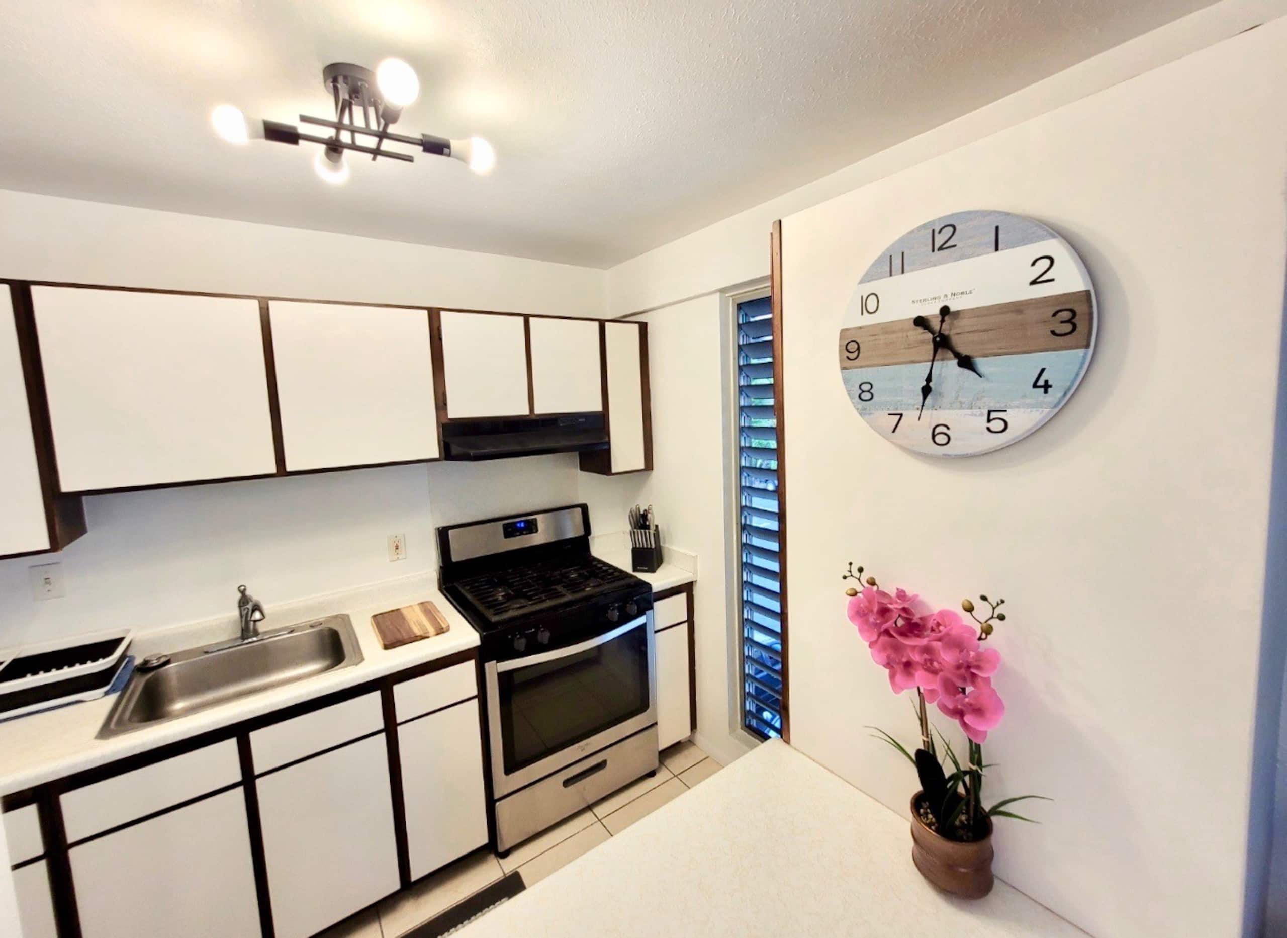 Modern 1-Bedroom Island Getaway Near Downtown Kona - Image 6