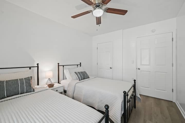 ห้องนอนพร้อมเตียงแฝด 2 หลัง