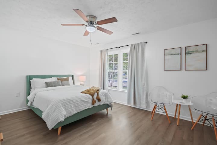 ห้องนอน "สีเขียว" พร้อมเตียงควีนไซส์