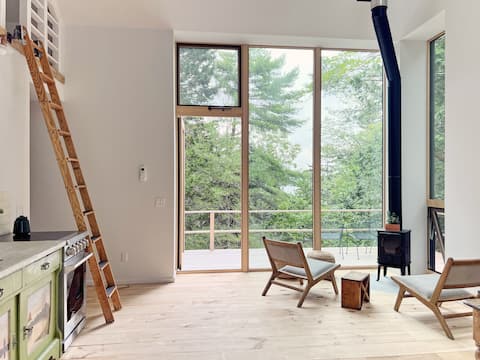 Moss House: A Modern Waterfront Cabin in the Woods