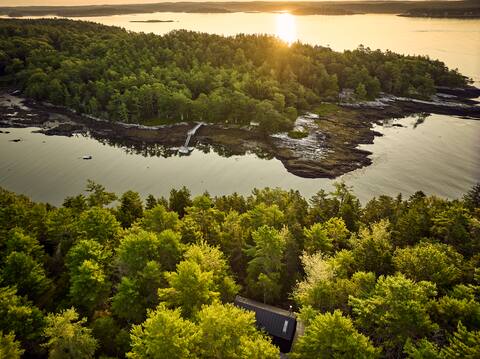 Moss House: A Modern Waterfront Cabin in the Woods