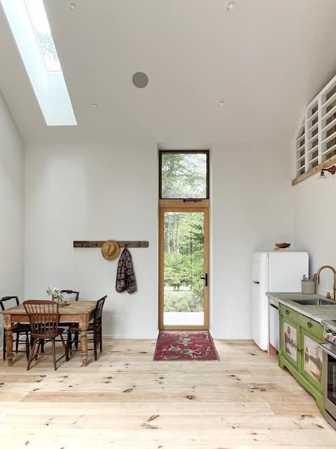 Moss House: A Modern Waterfront Cabin in the Woods
