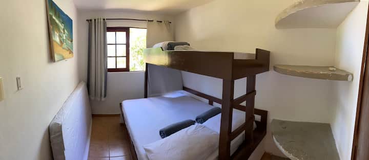 第二间卧室套房，一楼主屋。空调