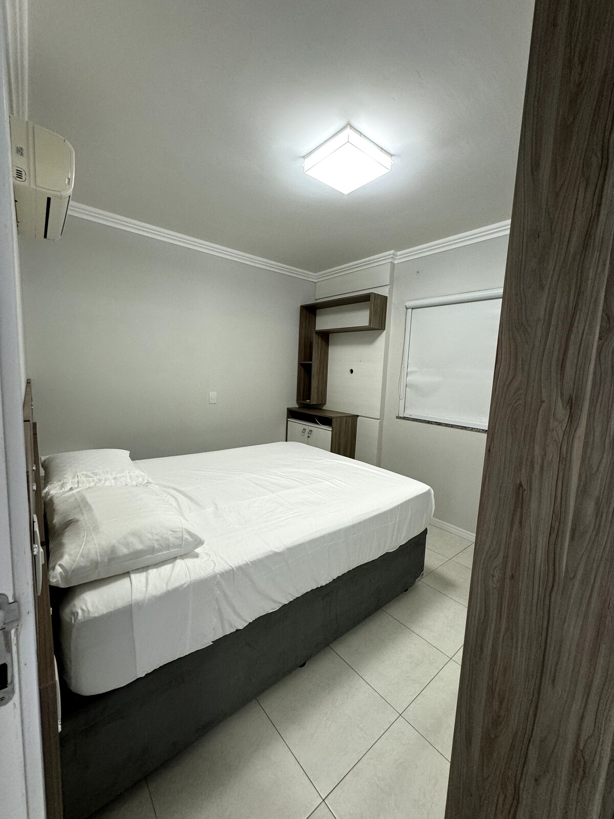 Dvokrevetna soba s klima-uređajem.