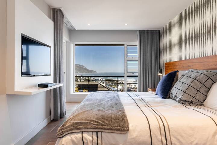 Luxury Camps Bay Home with Stunning Ocean Views gallery image 5