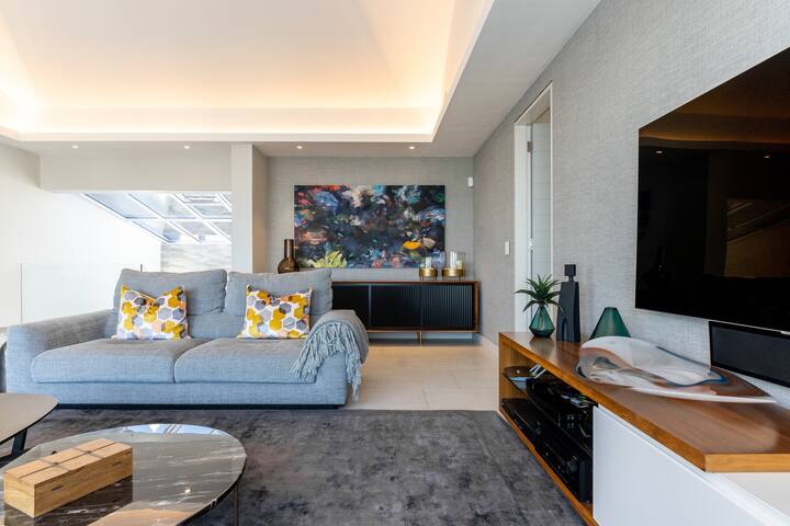 Luxury Camps Bay Home with Stunning Ocean Views gallery image 4