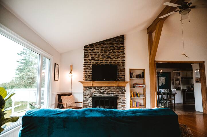 Summer Bliss Large Waterfront Home gallery image 5