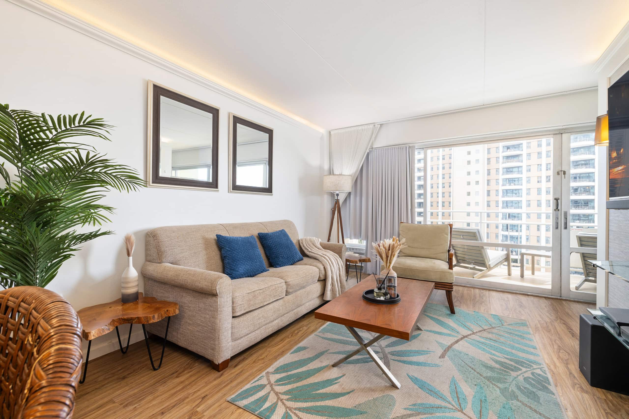 12F Oasis: Studio with Balcony and Ocean Scene - Image 5