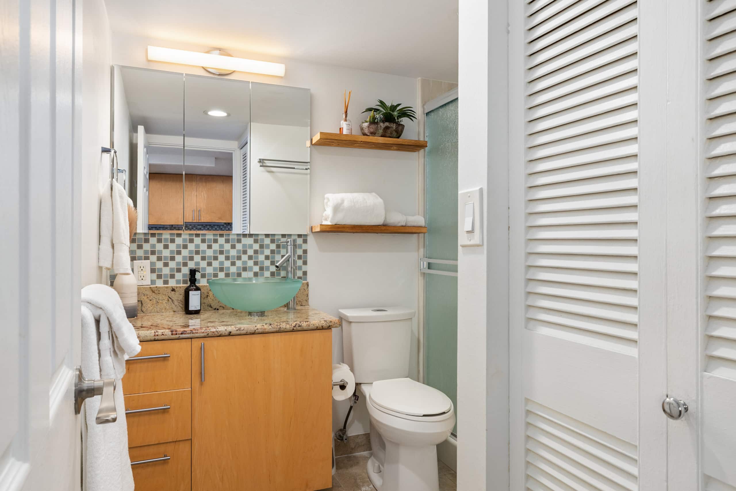 12F Oasis: Studio with Balcony and Ocean Scene - Image 20