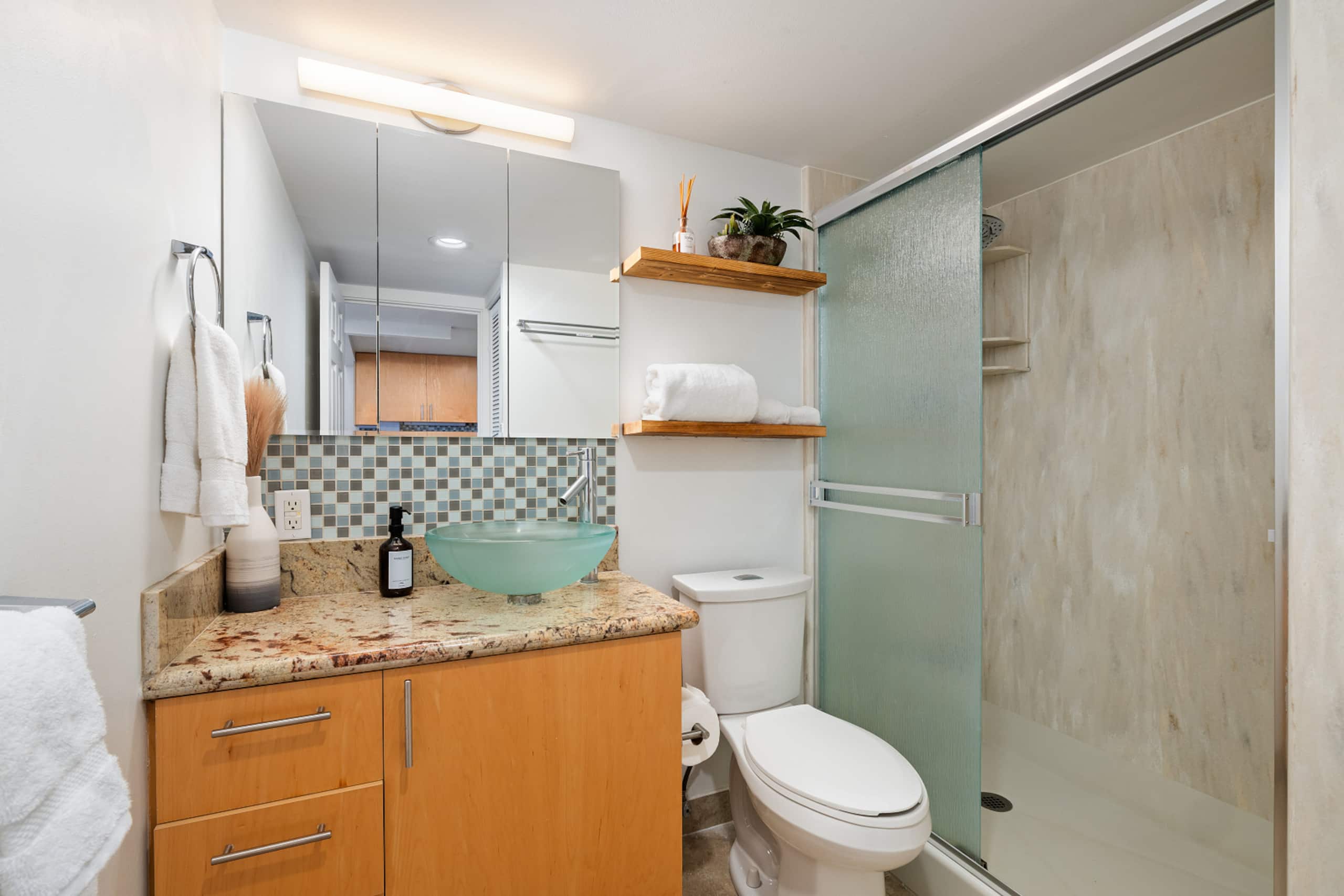 12F Oasis: Studio with Balcony and Ocean Scene - Image 19