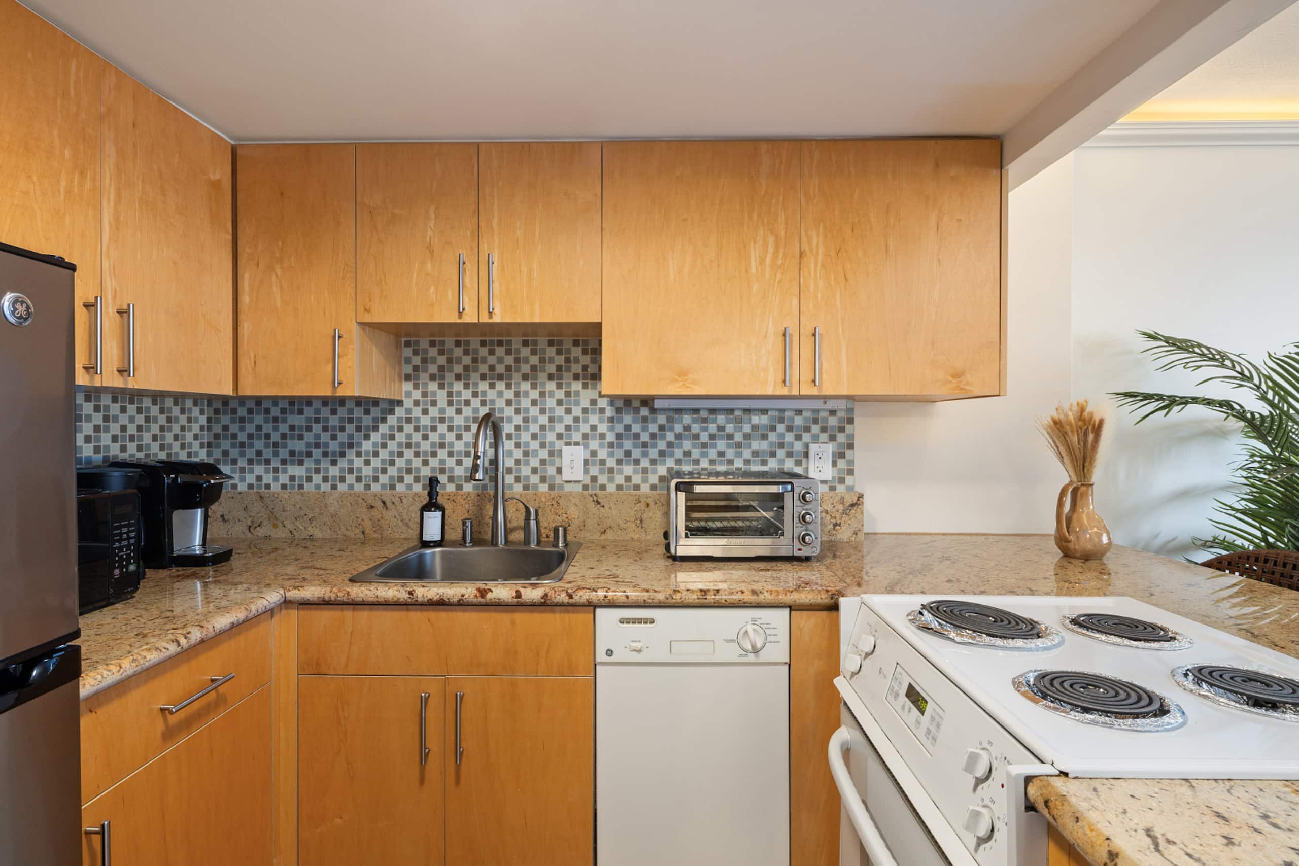 12F Oasis: Studio with Balcony and Ocean Scene - Image 8