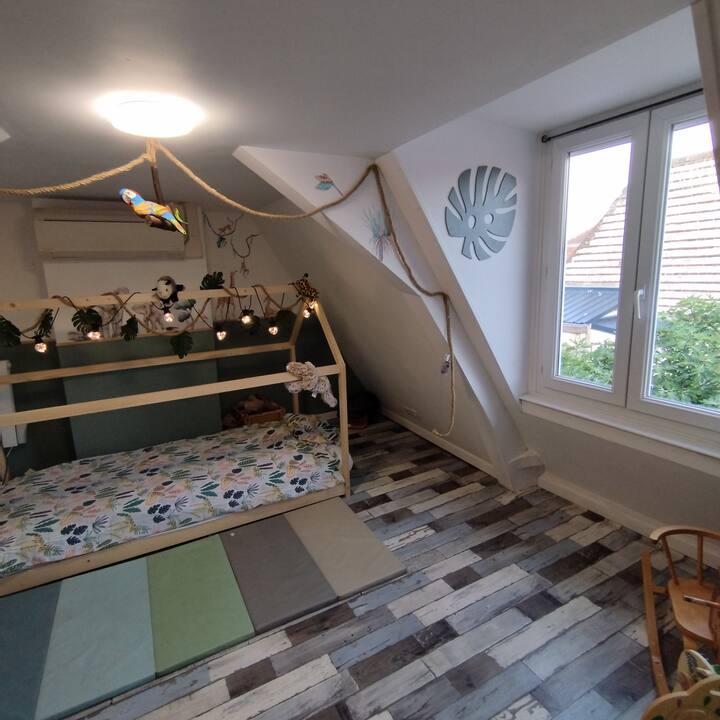 ห้องนอนพร้อมเตียงสำหรับเด็ก/วัยรุ่น + เตียงคู่ (ติดตั้งหากจำเป็น - ไม่มีในรูป)