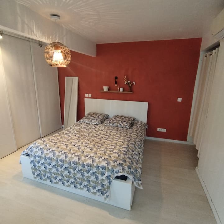 ห้องนอนใหญ่พร้อมเตียงคู่