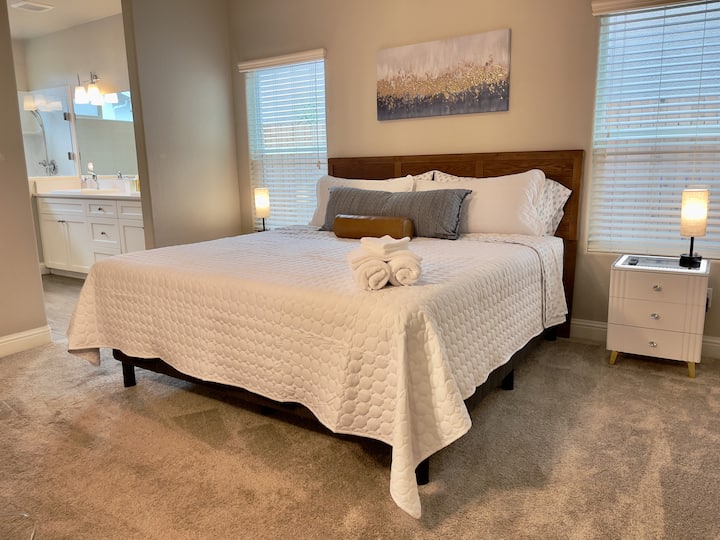 Примарен апартман со спална соба - луксузен брачен кревет од мемориска пена.  Ќе имате поддржан мирен ноќен сон на овој кревет.  Прекрасен поглед кон дворот со големи прозорци со слики. Собата има елегантен декор и доволно природно осветлување.