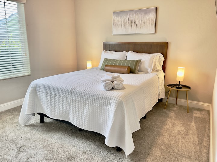 Втора спална соба.  Уживајте во овој луксузен брачен кревет од мемориска пена.  Ќе се чувствувате како да спиете на облак.  Паметен телевизор во собата, гостите можат да се најават на своите омилени платформи за стриминг.