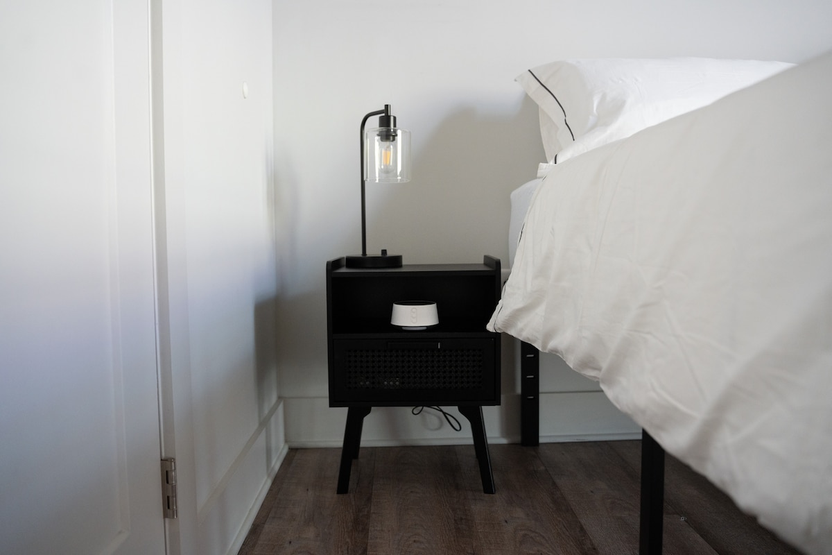 مصباح شحن USB وآلة صوت لقضاء ليلة هادئة